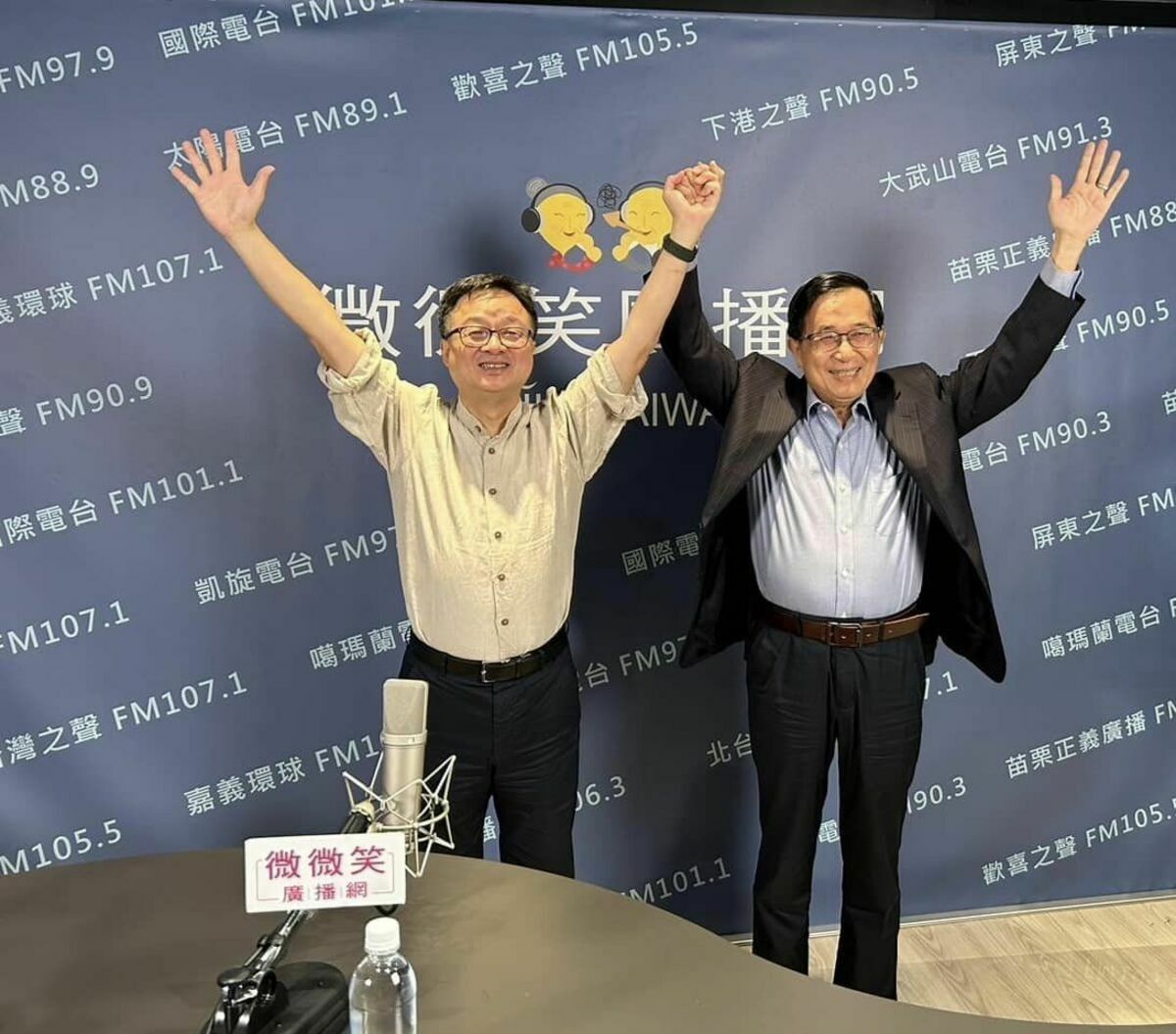 陳水扁和羅文嘉在看板前合照時，陳水扁愉快的舉起羅文嘉的手直呼：「我們來喊，凍蒜！」 圖：翻攝羅文嘉臉書