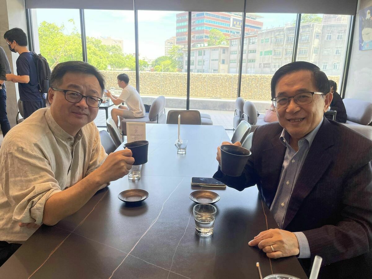 陳水扁和羅文嘉相隔十五年後再次近距離坐在一起。 圖：翻攝羅文嘉臉書
