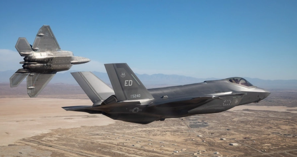 雖然 F-22 (左)與 F-35 (右)都是美軍現役的第五代戰鬥機，但有外媒分析認為， F-35 在未來戰場上的表現很可能遠勝於 F-22 ，強調後者可能僅在近距離格鬥領域保有優勢。 圖：翻攝自 騰訊網(資料照)
