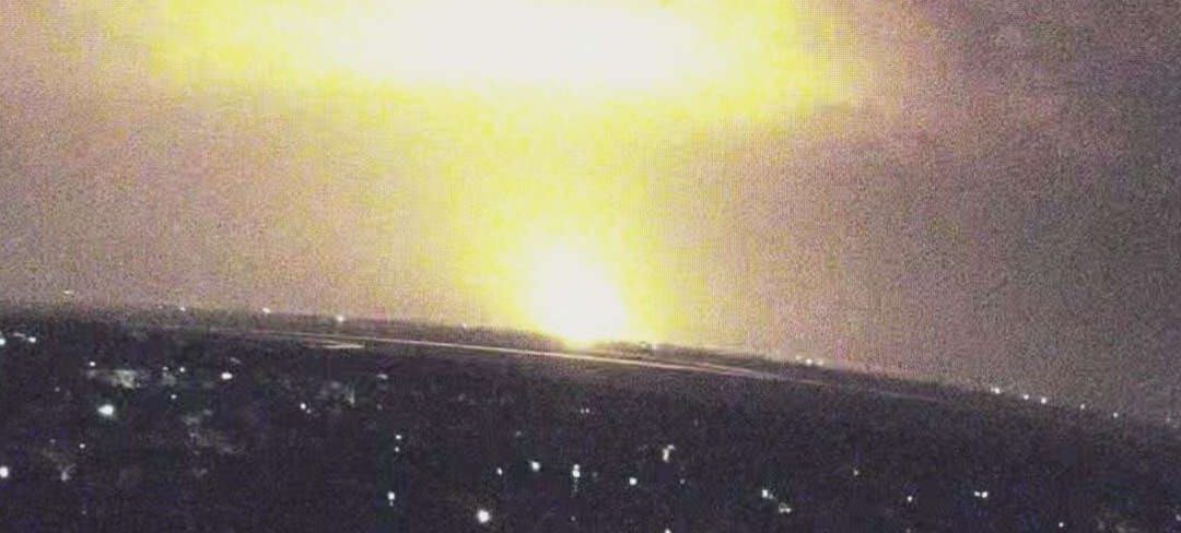 X （前推特）影片畫面顯示，被俄羅斯佔領的烏克蘭卡霍夫卡大壩發生強烈火災。 翻攝自 X MAKS 24
