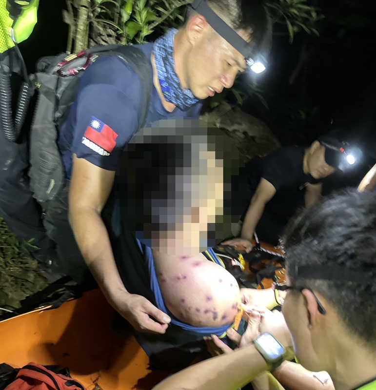 來自屏東的學生登山團22日傍晚在台東浸水營古道遭虎頭蜂攻擊，41歲洪姓嚮導背部嚴重遭螫傷，消防局人員以擔架搬運下山，緊急送醫搶救23日凌晨仍宣告不治。 圖：台東縣消防局提供／中央社