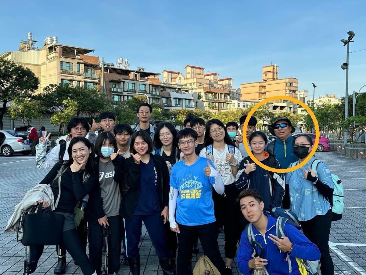 擔任志工團浸水營古道健行領隊的洪偉彥(圓圓處)大合照留下最後身影。 圖：鍾佳濱服務處/提供