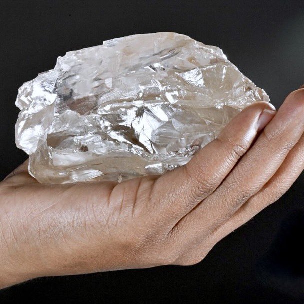 加拿大當地時間 21 日，盧卡拉鑽石公司（Lucara Diamond）宣佈，其在波札那的一個礦場發現一顆重達2,492 克拉的鑽石。 圖：翻攝自 Botswana X 帳號