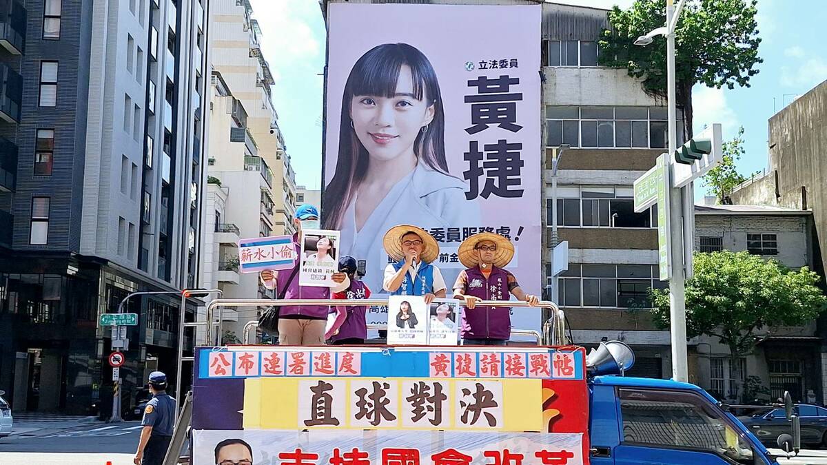 徐尚賢一行至黃捷服務處前公布罷捷連署進度。 圖：民間鬥士辦公室/提供