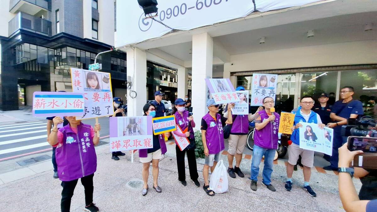 罷捷團體至黃捷服務處前踢館。 圖：民間鬥士辦公室/提供
