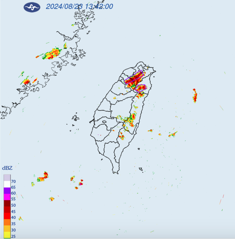 中央氣象署今(23)日下午1時53分針對新竹縣、台北市、桃園市、新北市、宜蘭縣等5縣市發布大雷雨即時訊息，並對新竹縣、新北市和桃園發布山區暴雨災防告警，7縣市也發布大雨特報。 圖：翻攝自中央氣象署