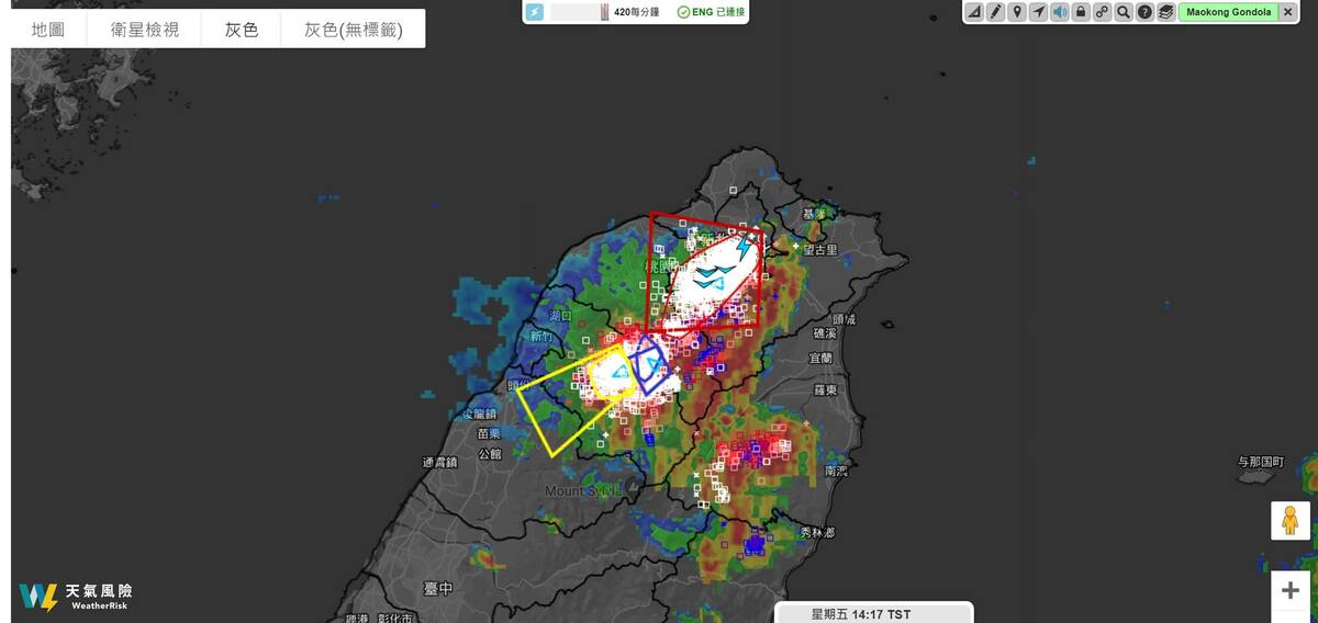 今(23)日下午，北部雷雨狂轟，雷聲大作，天氣風險臉書分享閃電監測圖，北部地區一分鐘閃電次數超過400次，並示警未來1到2小時內雨勢最強。 圖：翻攝自天氣風險臉書
