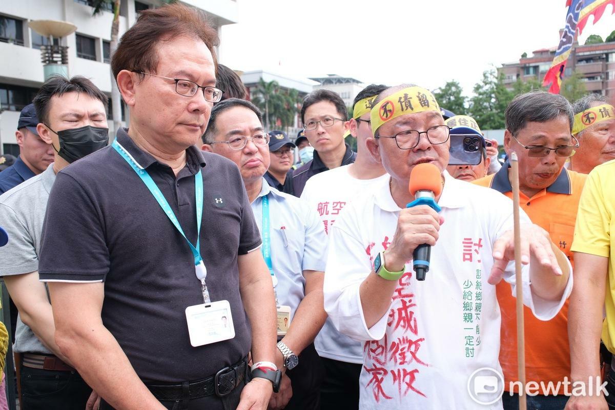 市議員游吾和（右）代表民眾向市府陳情，地政局長蔡金鐘（左）親自出面接受陳情書。 圖：林昀真／攝
