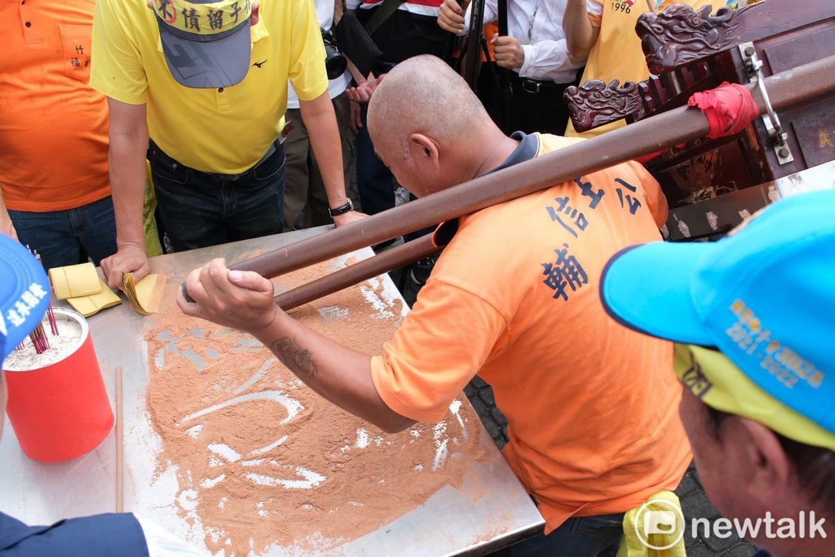 陳情民眾請來大園區主要廟宇沙崙保安宮、竹圍福海宮、海口福元宮神尊到場降旨，要求市府官員出面說明。 圖：林昀真／攝