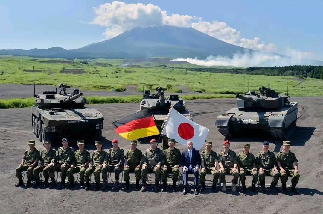 德、日軍隊合照。 圖:翻攝自世界各國特種部隊/反恐部隊/傘兵/步兵圖文專區 fb