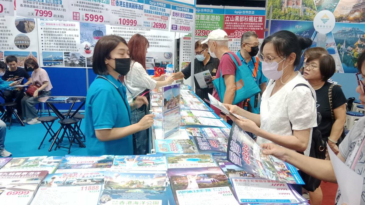 旅行社攤位前詢問度超高。 圖：孫家銘攝