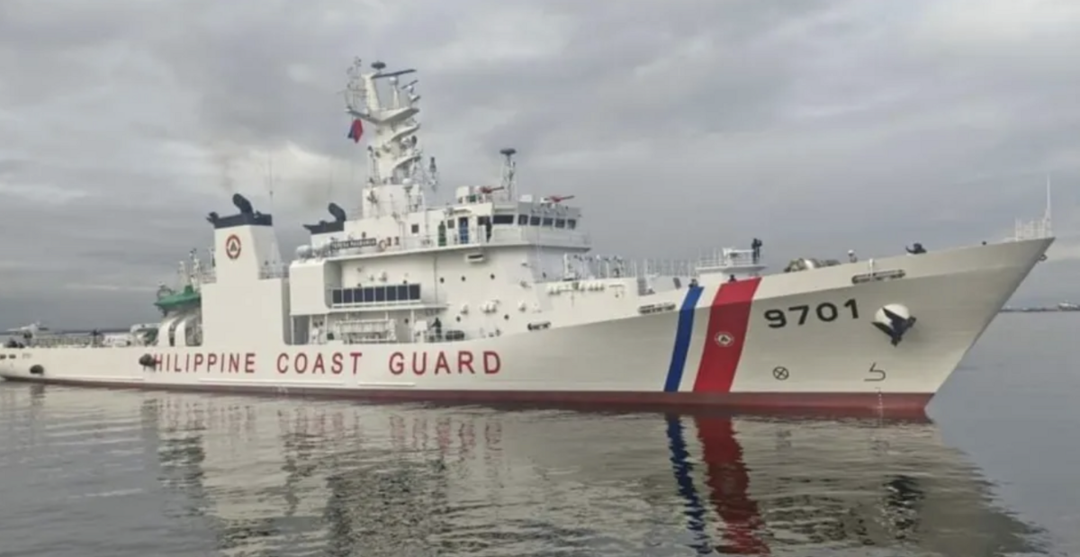 19 日，菲律賓海岸警衛隊的 4410 號和 4411 號巡邏艦，強行衝闖中國仙賓礁，目的就是向滯留在潟湖的 9701 號巡邏艦實施補給，讓其能在此處長期非法滯留下去。 翻攝自 騰訊網 國平視野