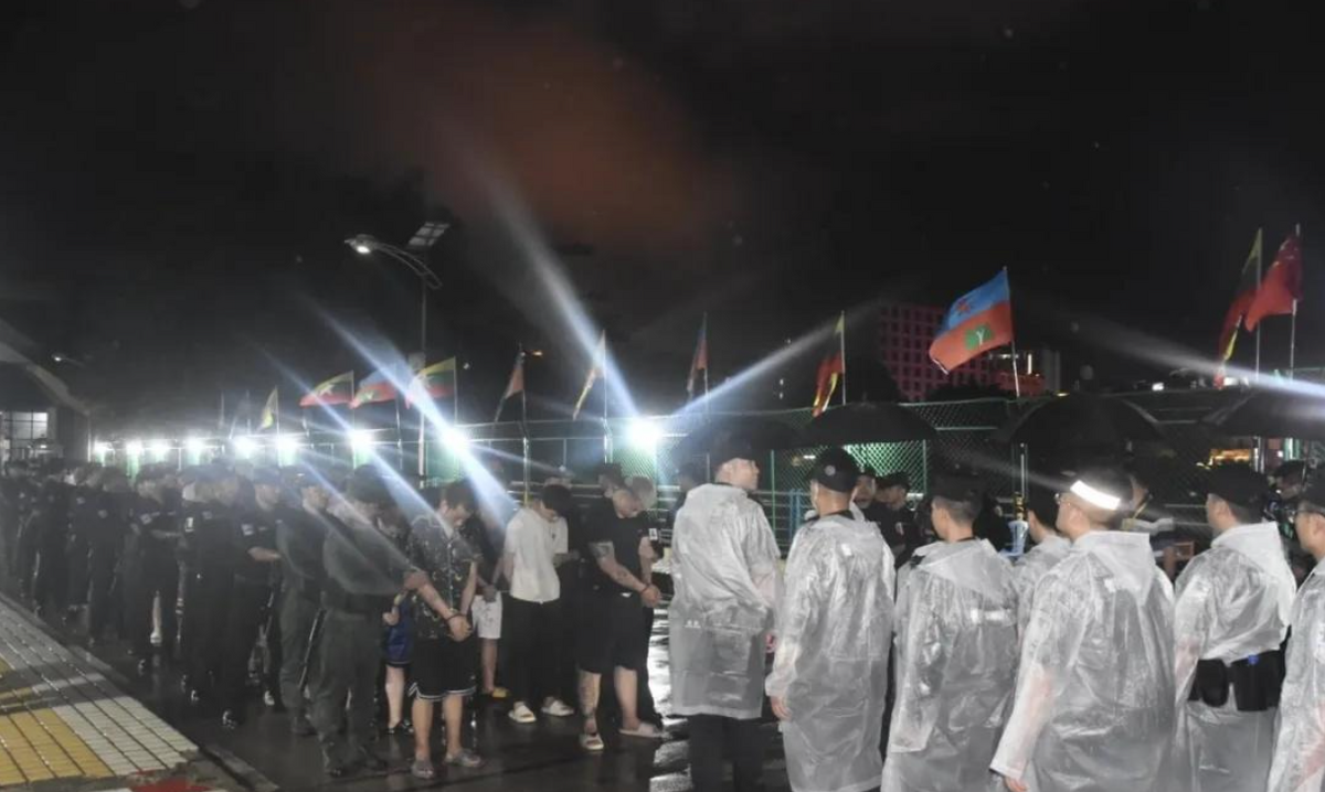 緬甸佤邦聯合軍 8 月 16 日在撣邦佤邦自治部逮捕了 300 多名涉嫌網路電信詐騙的中國公民 圖：翻攝自佤邦富強之音