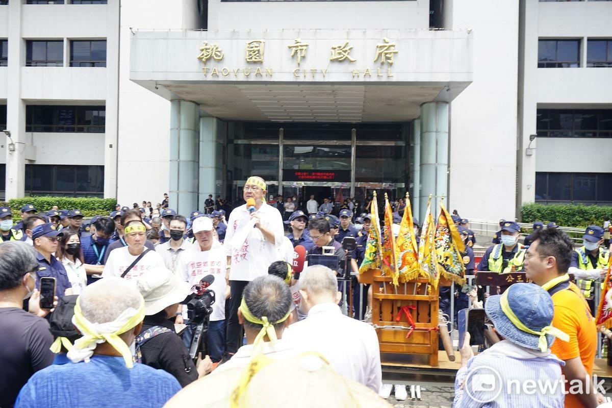 航空城拆遷戶到市府陳情，還特別請來地方三大廟神尊與民眾一起向市府喊話。 圖：林昀真／攝