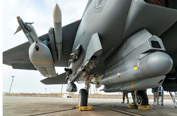 F-16戰機掛載美國軍援烏克蘭的賈斯姆 JASSM 精準導彈。 圖 : 翻攝自東方點兵