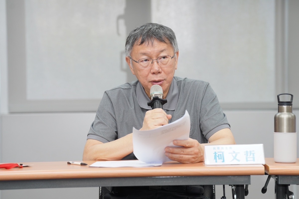 柯文哲表示，買房的事只是陳佩琪心裡在想，他都沒有同意，認為把一生的錢全部卡在房子上變屋奴，划不來。 圖：民眾黨／提供