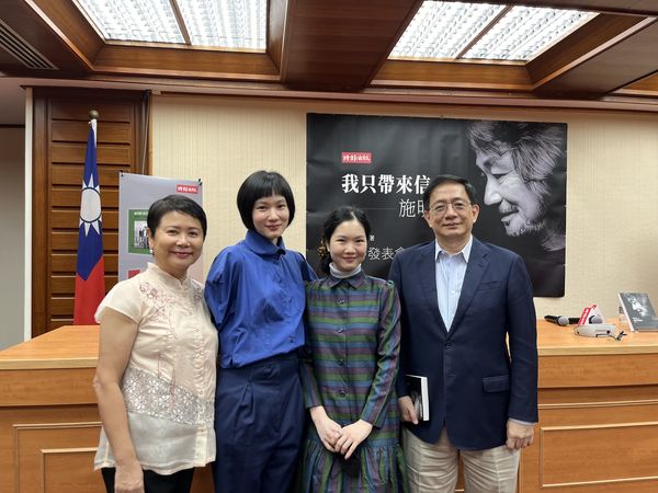 管中閔在出席新書發表會後，與施明德的家屬合照。 圖：翻攝自 管中閔 Facebook 帳號