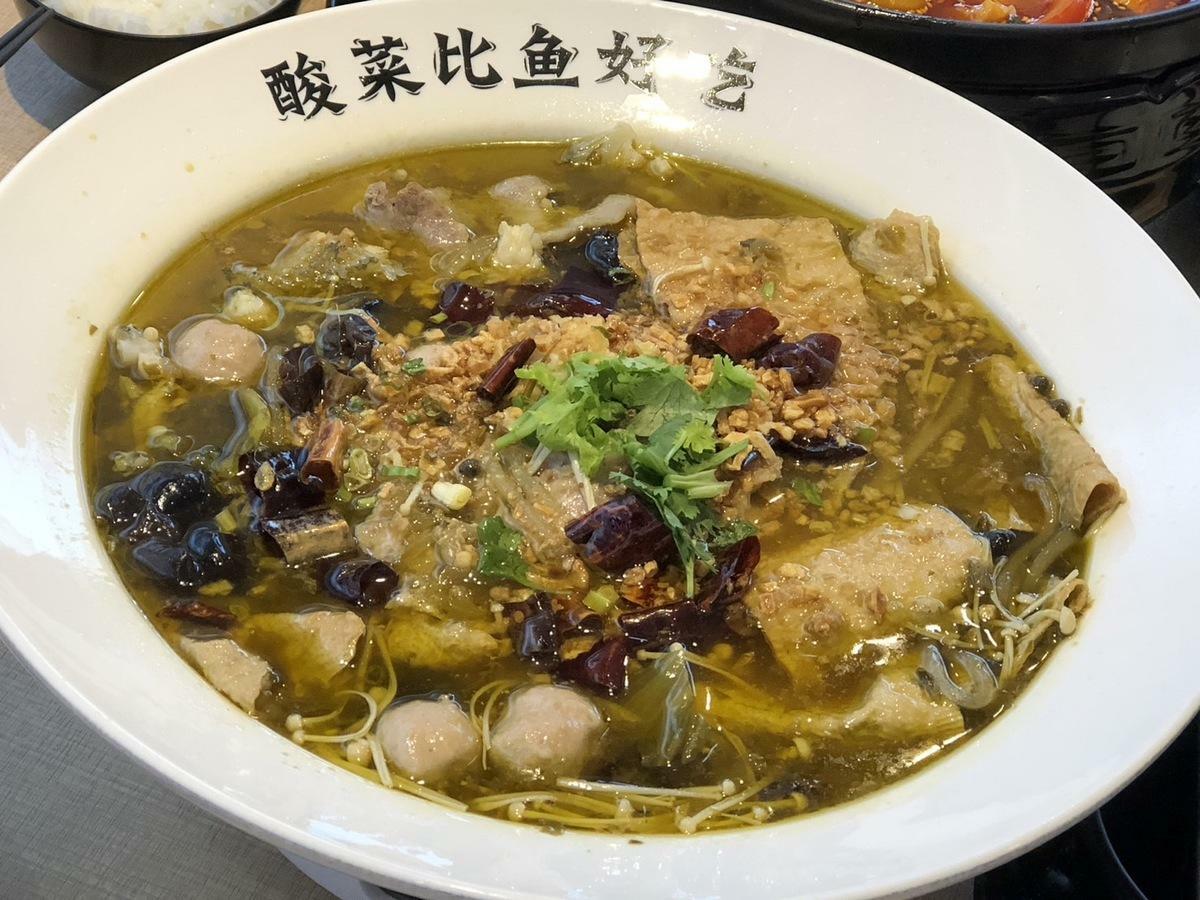「老罈酸菜魚」料理使用龍膽石斑與深海的黑鮪魚腹片為主要食材，挑選魚貨的都是肉質鮮美30斤以上的龍膽石斑、黑鮪魚腹片吃起來則是非常的鮮甜。為確保每一道料理都能帶給消費者最原汁原味川式口感與享受=.  圖：黃博郎／攝