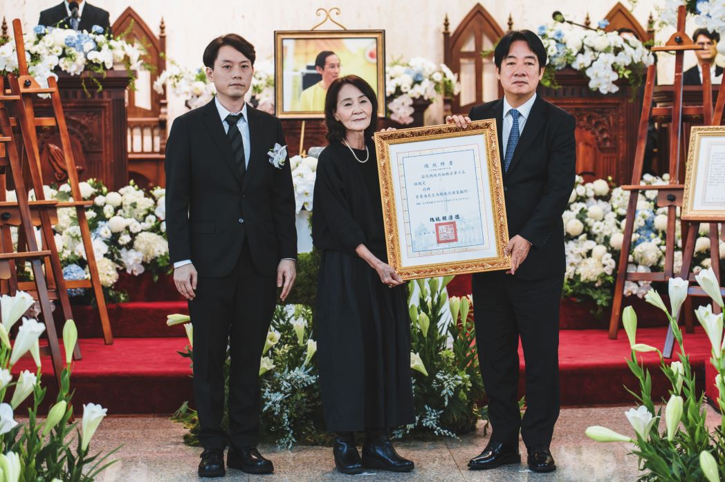 賴清德(右)頒發國策顧問聘書，由曾貴海家屬接下。 圖：高雄市政府/提供