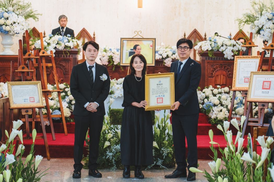 陳其邁(右)頒發高府褒揚狀，由曾貴海家屬接下。 圖：高雄市政府/提供