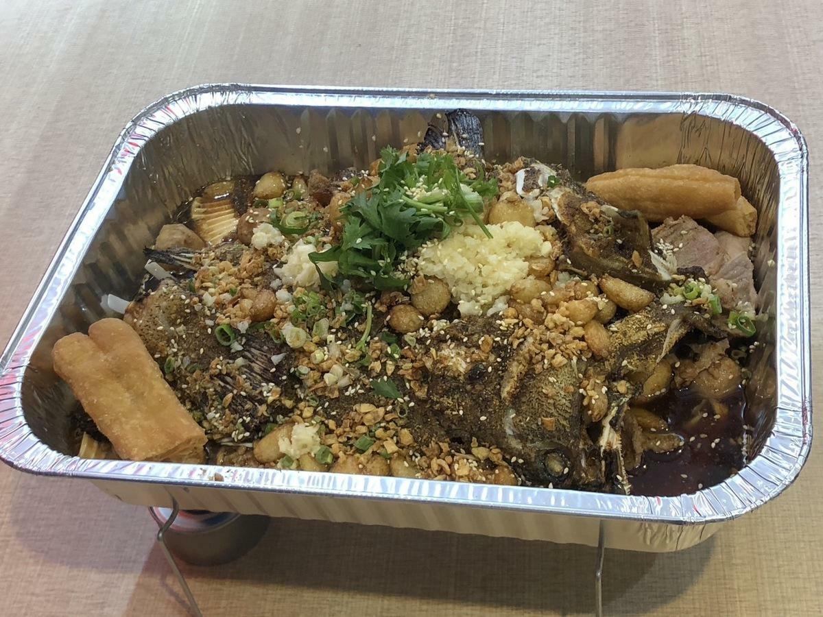 「魚弄」鮮魚料理餐廳的烤魚還有專用的外帶盒，在家同樣可以享受如現作料理的美味。 圖：黃博郎／攝