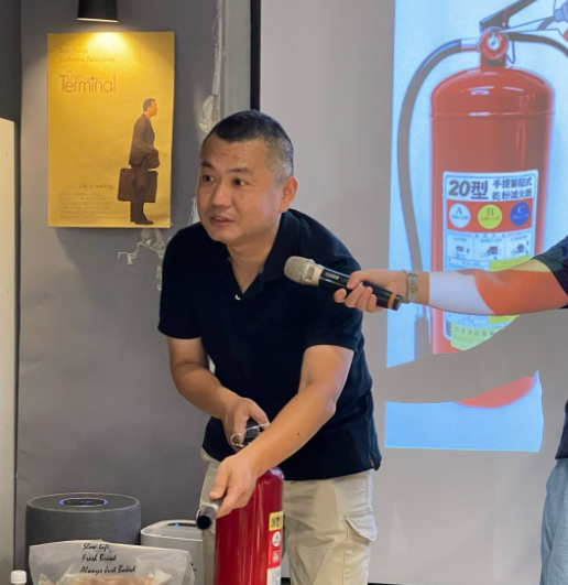 新北市政府消防局洪銘坤組長介紹滅火器使用方法 圖: 財團法人臺港經濟文化合作策進會提供