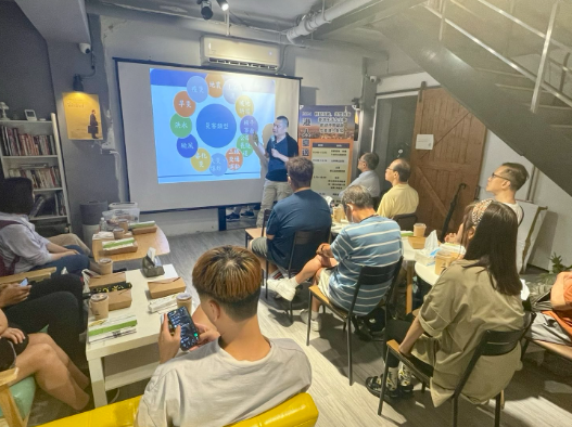 講師分享防災防震知識。 圖: 財團法人臺港經濟文化合作策進會提供