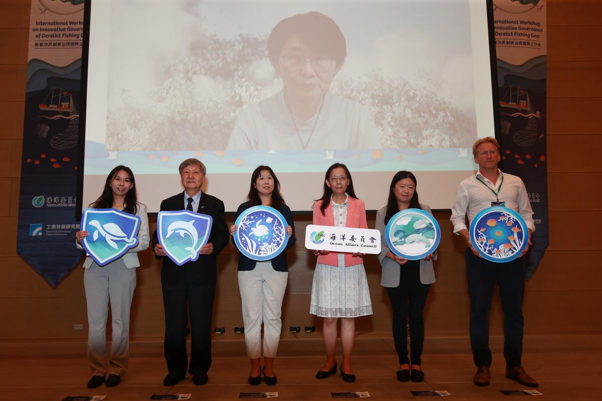 顏寧、柯漢哲、豐島淳子、黃向文、陸曉筠、Matt Classen(左至右)與螢幕上的洪善均合影。 圖：海洋委員會/提供