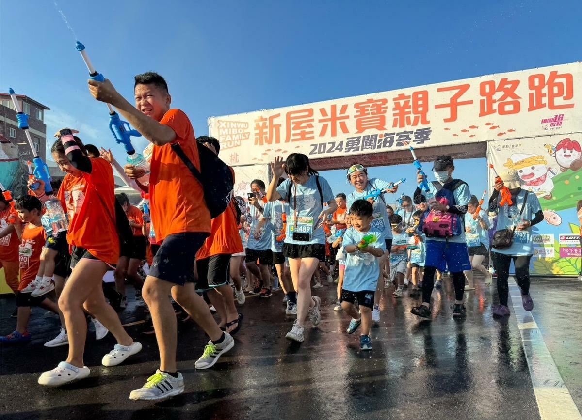 邊路跑邊打水仗，參加民眾大呼超好玩。 圖：桃園市客家局／提供