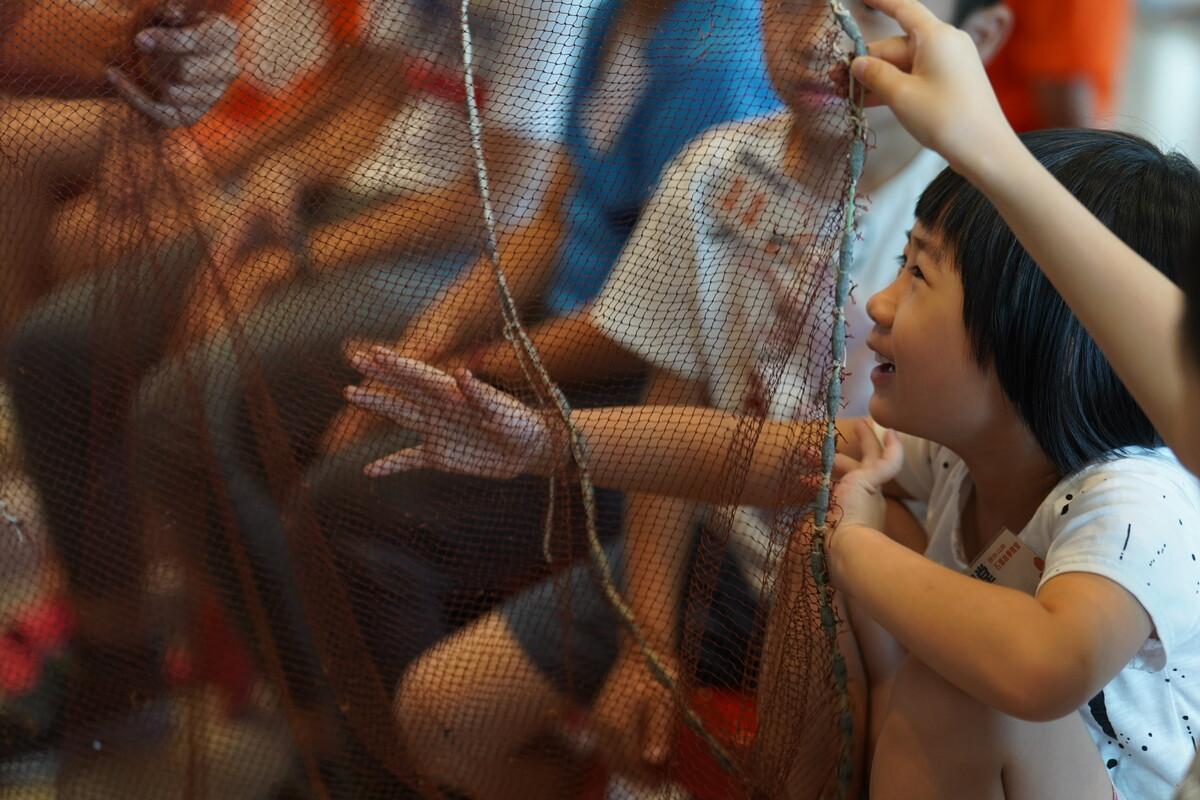 小朋友參加海客學堂學習魚網編織。 圖：桃園市客家局／提供
