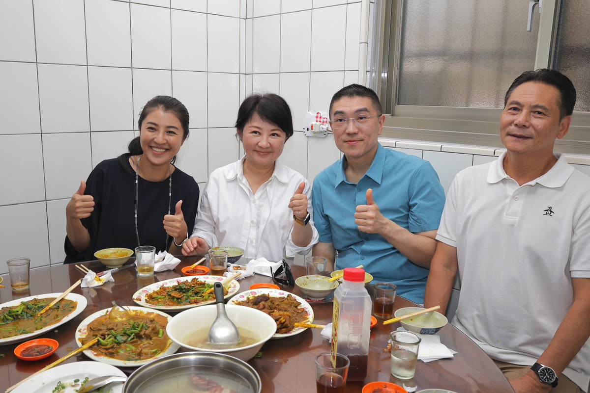 南投縣長許淑華(左 1 )、台中市長盧秀燕(左 2 )、連江縣長王忠銘(右 1 )今日( 24 日)前往基隆市，相挺基隆市長謝國樑(右 2 )。 圖：國民黨基隆市黨部 提供