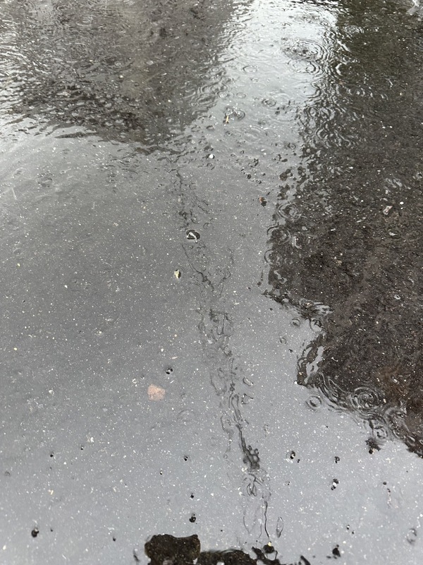 台中地區24日下午對流雲系旺盛降下大雨，太平區有許多民眾在網路社群分享影片、照片指出下起冰雹，畫面中可見路面有細小冰雹。 圖：中央社/里長張雅芳提供