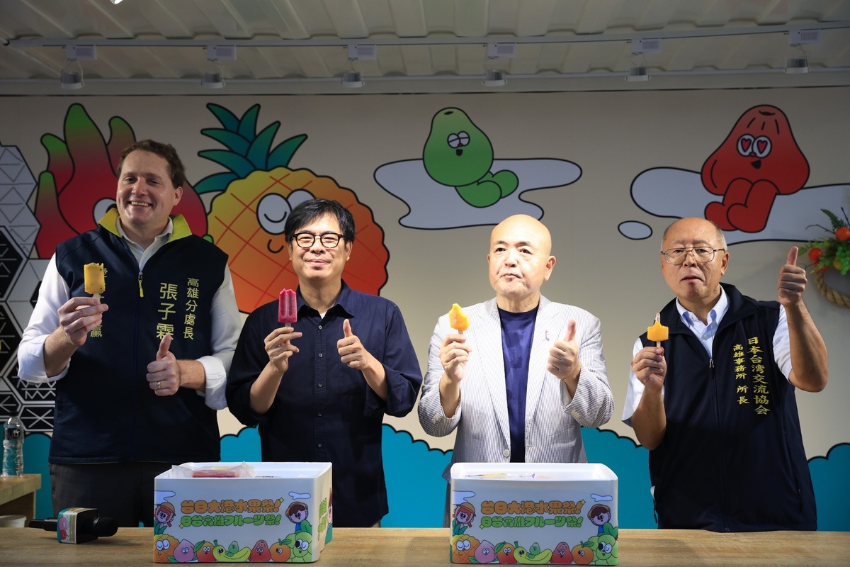 陳其邁(左二)與片山和之(右二)、奧正史(右一)及張子霖(左一)品嚐台日鮮果冰棒。 圖：高雄市政府/提供