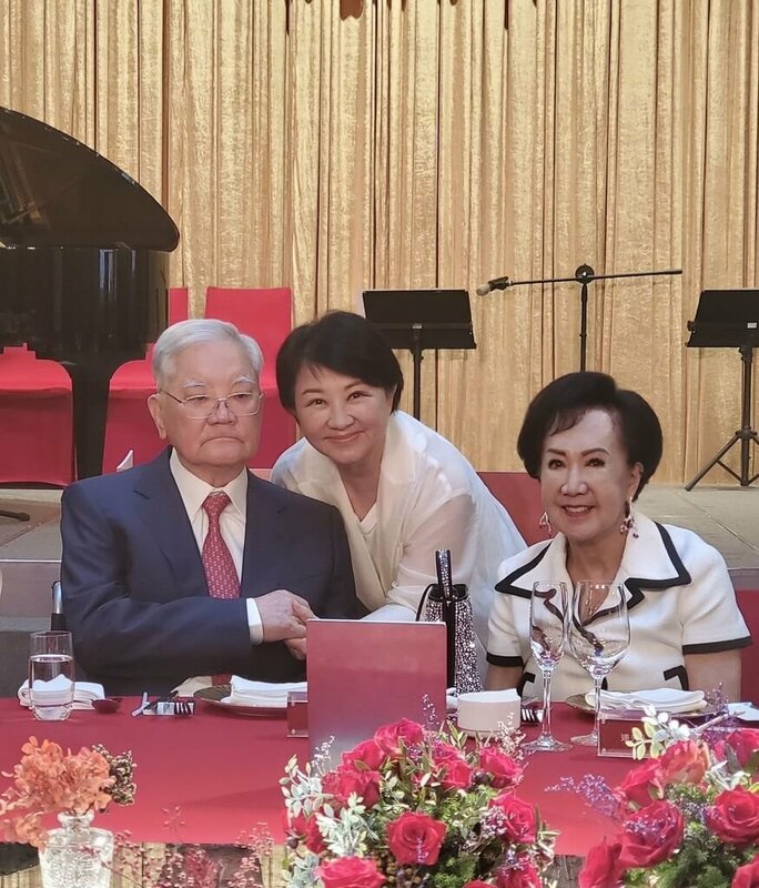 前副總統連戰（左）與夫人連方瑀（右）24日晚間在台北舉辦結婚60週年的鑽石婚宴，台中市長盧秀燕（中）到場祝福連戰松柏常青，與夫人白首偕老。 圖：連戰辦公室提供