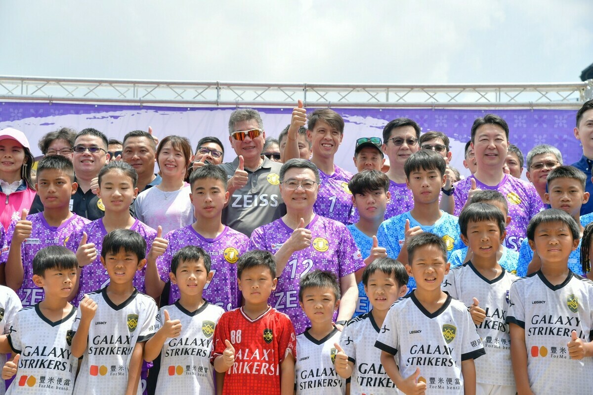 卓榮泰到新竹縣台大竹北校區足球場為Dream Taiwan U14足球小將加油打氣。 圖：行政院／提供