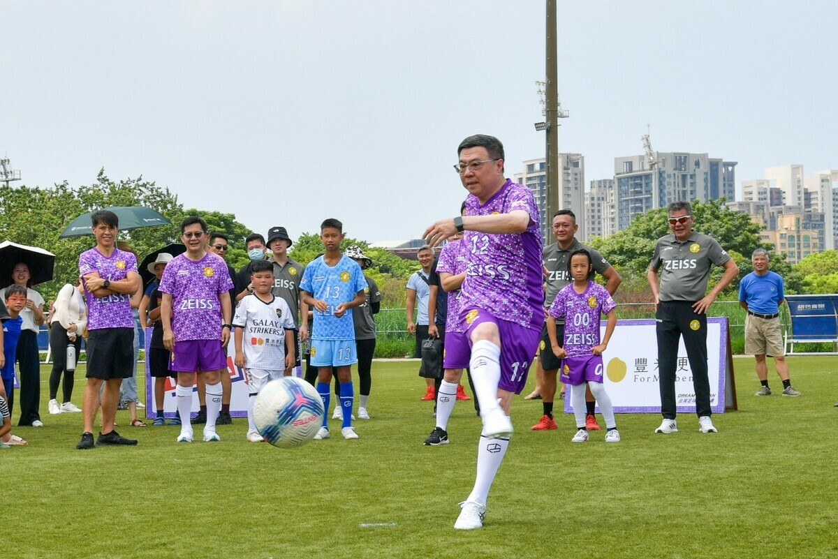 卓榮泰換上球衣，親自上場與選手們進行12碼PK友誼賽。 圖：行政院／提供