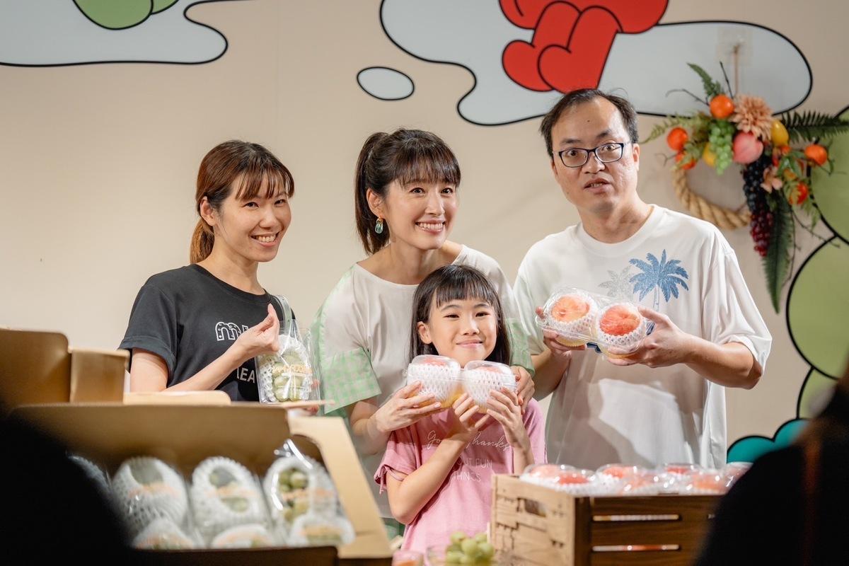 田中千繪(左二)應熱情粉絲要求加碼開放合照。 圖：高雄市行國處/提供