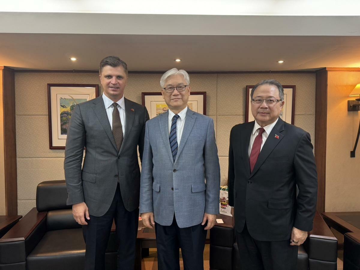 國民黨副主席夏立言(中)代表朱立倫會見北約助理秘書長Giedrimas Jeglinskas。 圖：國民黨文傳會提供