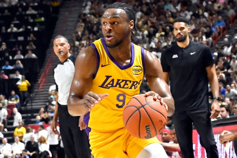洛杉磯湖人今年選秀會上，在第二輪55順位選進陣中一哥「詹皇」LeBron James的大兒子Bronmy James，稍早湖人老闆Jeanie Buss也親自談到，球隊最終決定選擇Bronny的關鍵因素。 圖：達志影像／美聯社