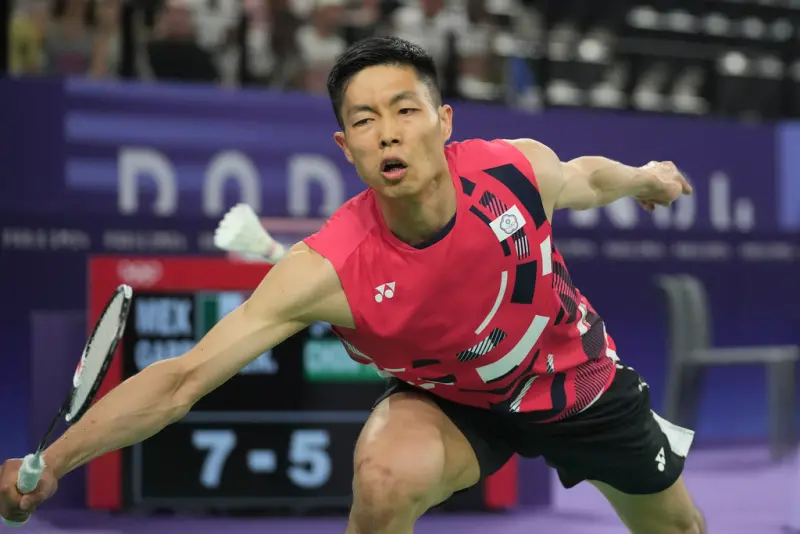台灣一哥周天成今（25）日在超級750系列日本羽球公開賽男單冠軍戰上，對決法國19歲黑馬拉尼耶（Alex Lanier），在激戰了兩局之後，最終以0：2惜敗給對手，他這一場兩局都曾經取得領先優勢，但皆被對手逆轉，無緣拿下生涯750等級比賽的第一座冠軍。 圖：達志影像／美聯社