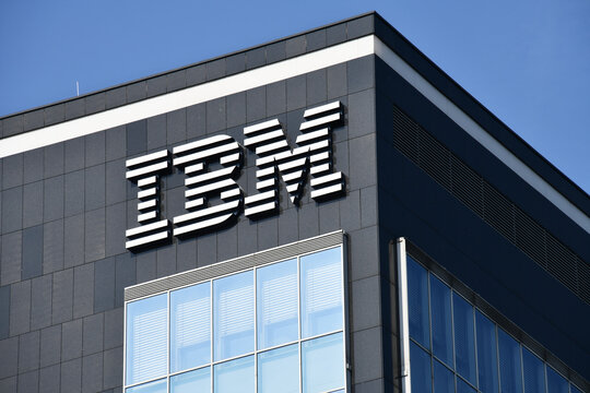 IBM驚傳大裁員近千名，中國公司表示：預計明（26）日與相關員工進行對談。 圖：擷自 Adobe stock