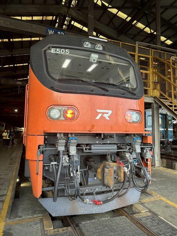 台鐵公司今(25)日宣布，最新的E500電力機車已進入實車測評，9月下旬就會投入營運。 圖：台鐵公司／提供