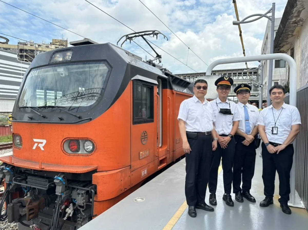 台鐵董事長杜微日前前往七堵機務段視察E500機車整備情形，並搭乘8771次試運轉列車。 圖：台鐵公司／提供