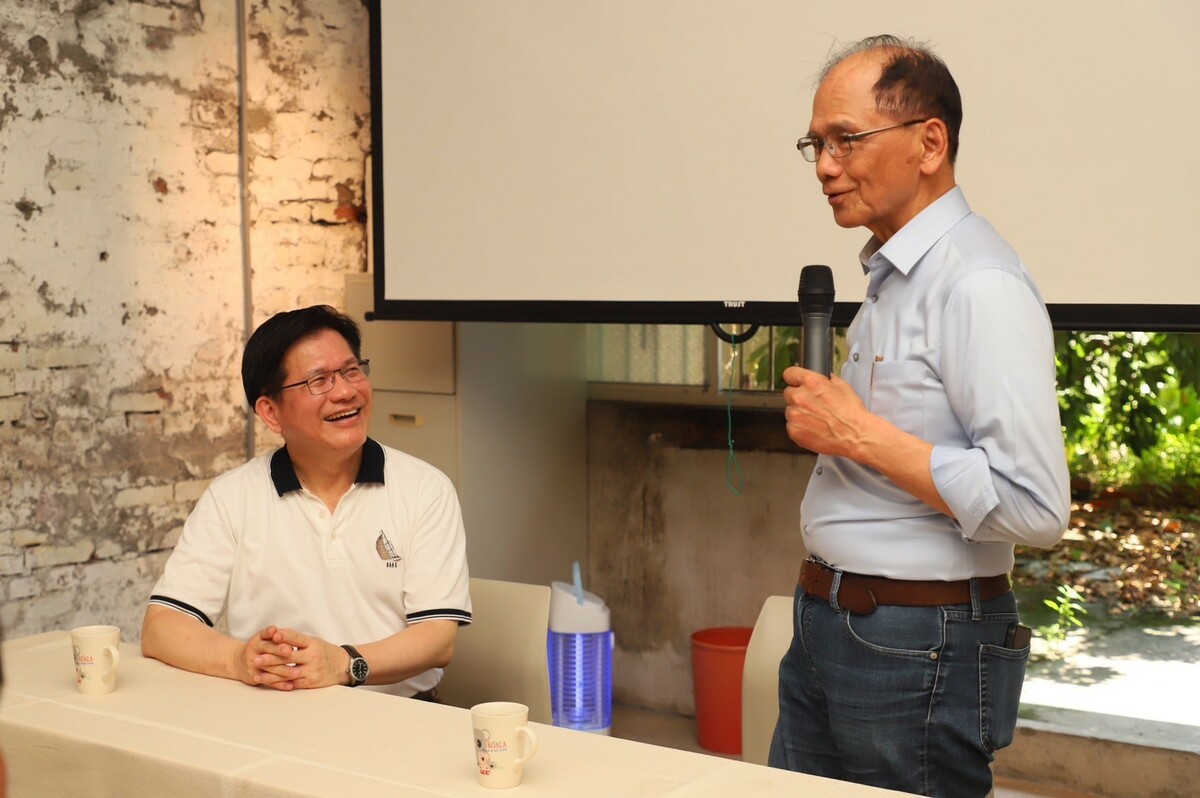 外交部長林佳龍日前赴宜蘭拜會前立法院長游錫堃，並走訪蘭城民主館。 圖：翻攝自林佳龍臉書