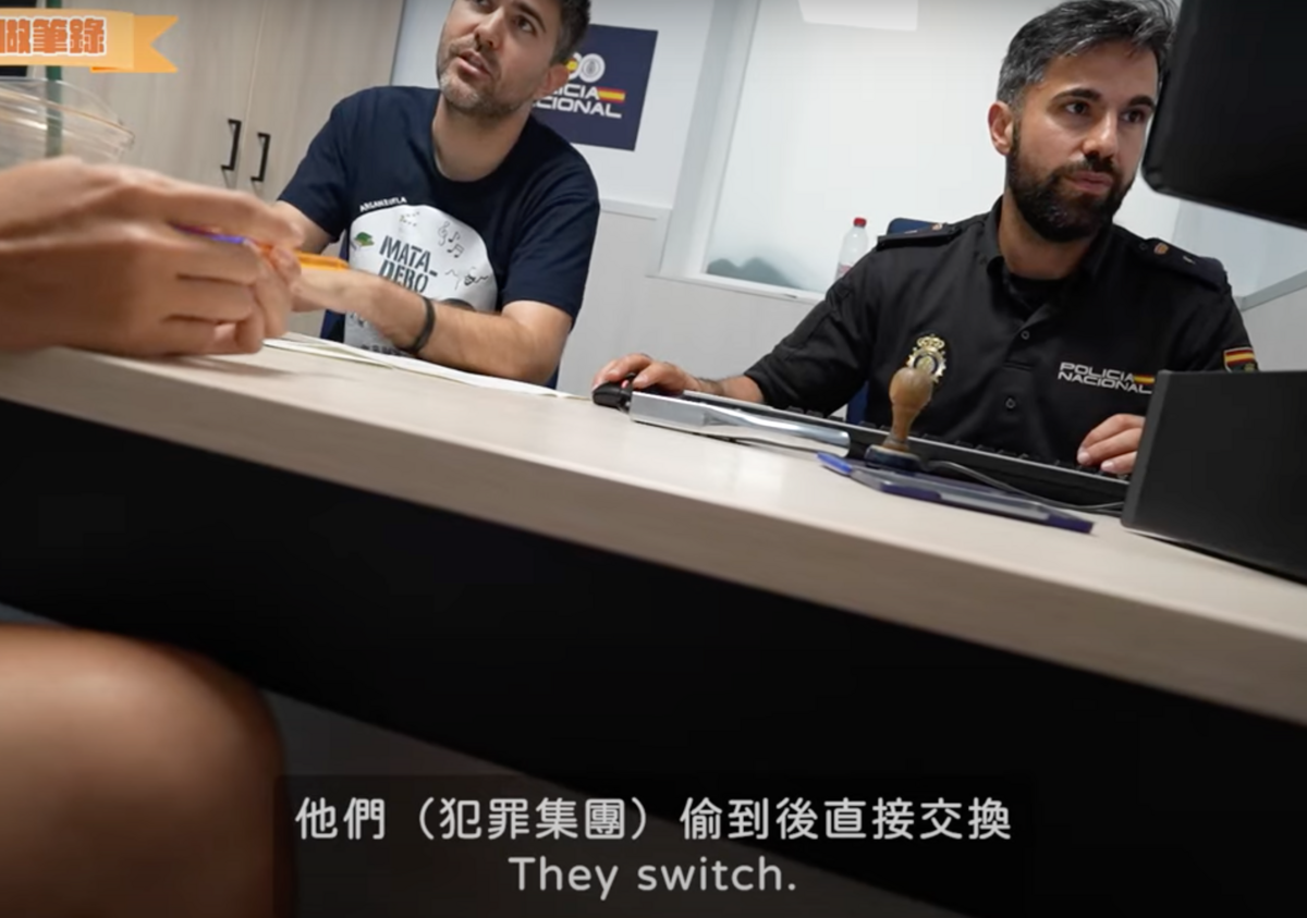 包包是從三人眼前消失，裡面有價值27萬財物，不過警方也表示，很難再找回來。 圖：翻攝自薔薔Youtube