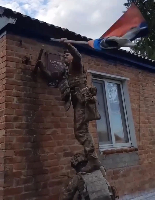 烏軍在庫爾斯克州攻城掠地，所到之處都插上烏克蘭國旗。 圖 : 翻攝自河東三叔