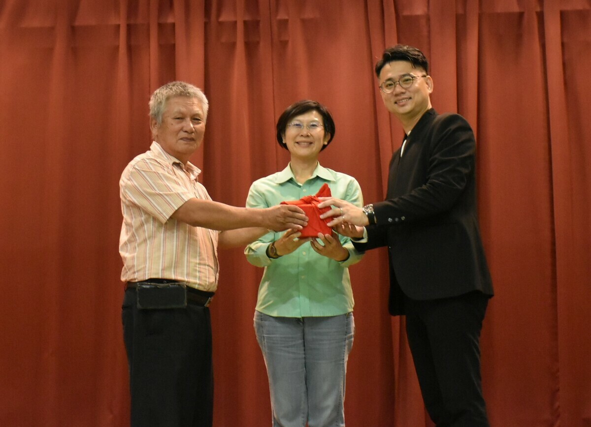 在林岱樺(中)監交下，沈吉參(左)將事長印信交接給劉柱均(右)。 圖：高雄市仁武體育會/提供