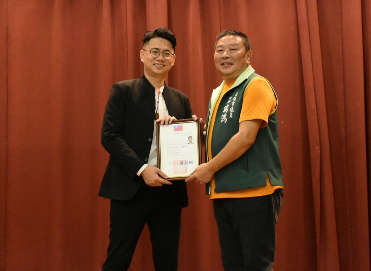 江瑞鴻(右)頒發理事長當選證書給劉柱均(左)。 圖：高雄市仁武體育會/提供