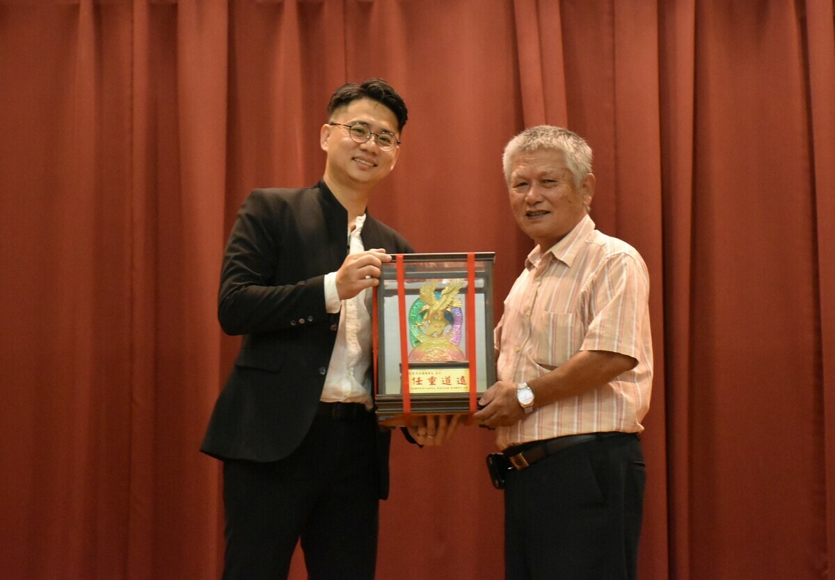 劉柱均(左)頒發紀念品給卸任的沈吉參(右)。 圖：高雄市仁武體育會/提供