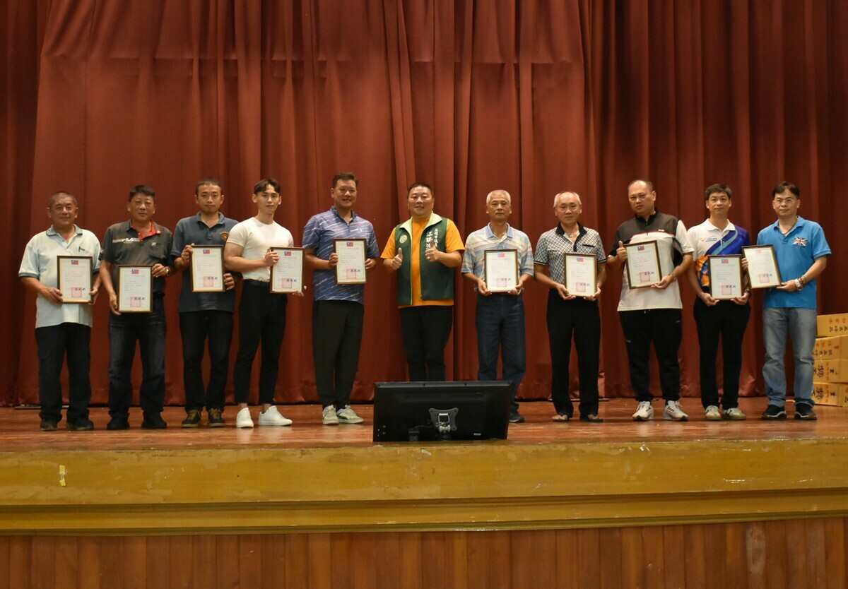 江瑞鴻(中)頒發常務理事、理事當選證書。 圖：高雄市仁武體育會/提供
